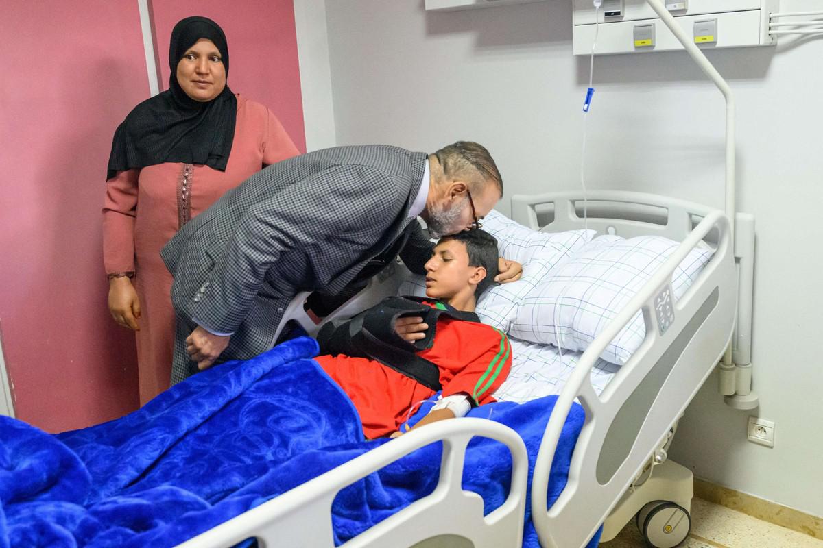 الملك محمد السادس يزور مصابي الزلزال